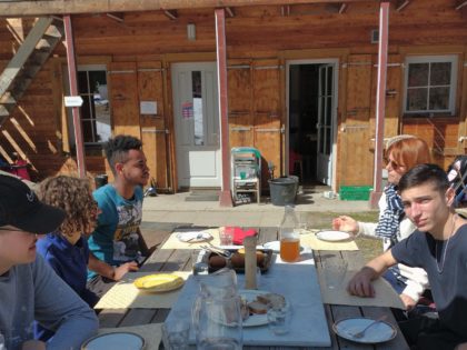 jeunes à table